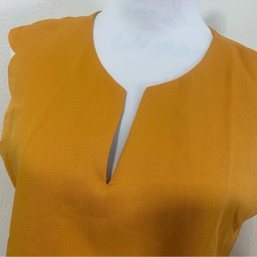 NWOT Women’s Scalloped Edge Neckline & Arms Blouse Sleeveless Med US 6 Mustard - Picture 8 of 10